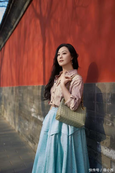 速配发金融网 62岁章小蕙又带火了衬衫新穿法：衬衫+高跟鞋，高级又显贵