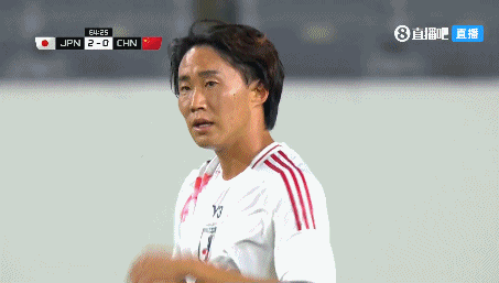 公牛配资端 差点抢出机会！日本后场回传失误，韦世豪抢断后没能碰到皮球