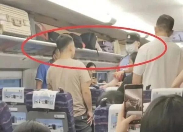 金勺子 广东一列高铁上陌生男子对邻座8岁女孩又亲又摸，称“她这么小没关系”，孩子妈妈报警