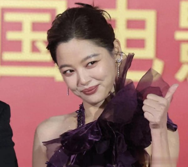 加配网 金鸡奖红毯生图来了! 倪妮珠宝抢镜, 关晓彤背厚, 辛芷蕾礼服过季