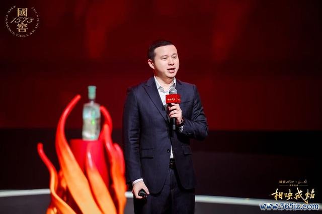 泸州老窖国窖酒类销售股份有限公司总经理张良介绍艺术新春酒
