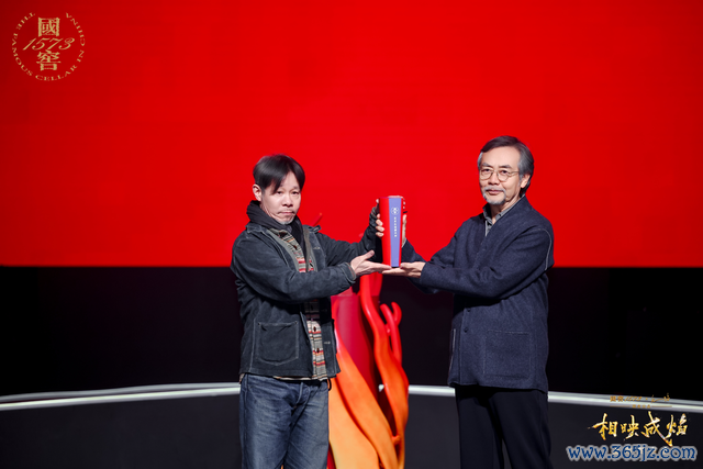 艺术家隋建国与毛焰进行“国窖1573艺术公益”薪火传递